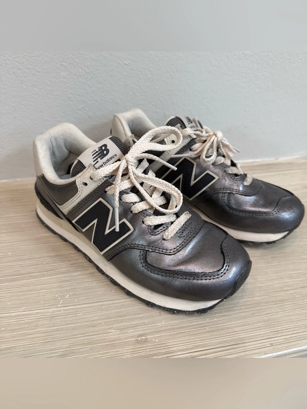 New Balance women’s Metallic Gray and Cream Low-Top Sneakers size 7